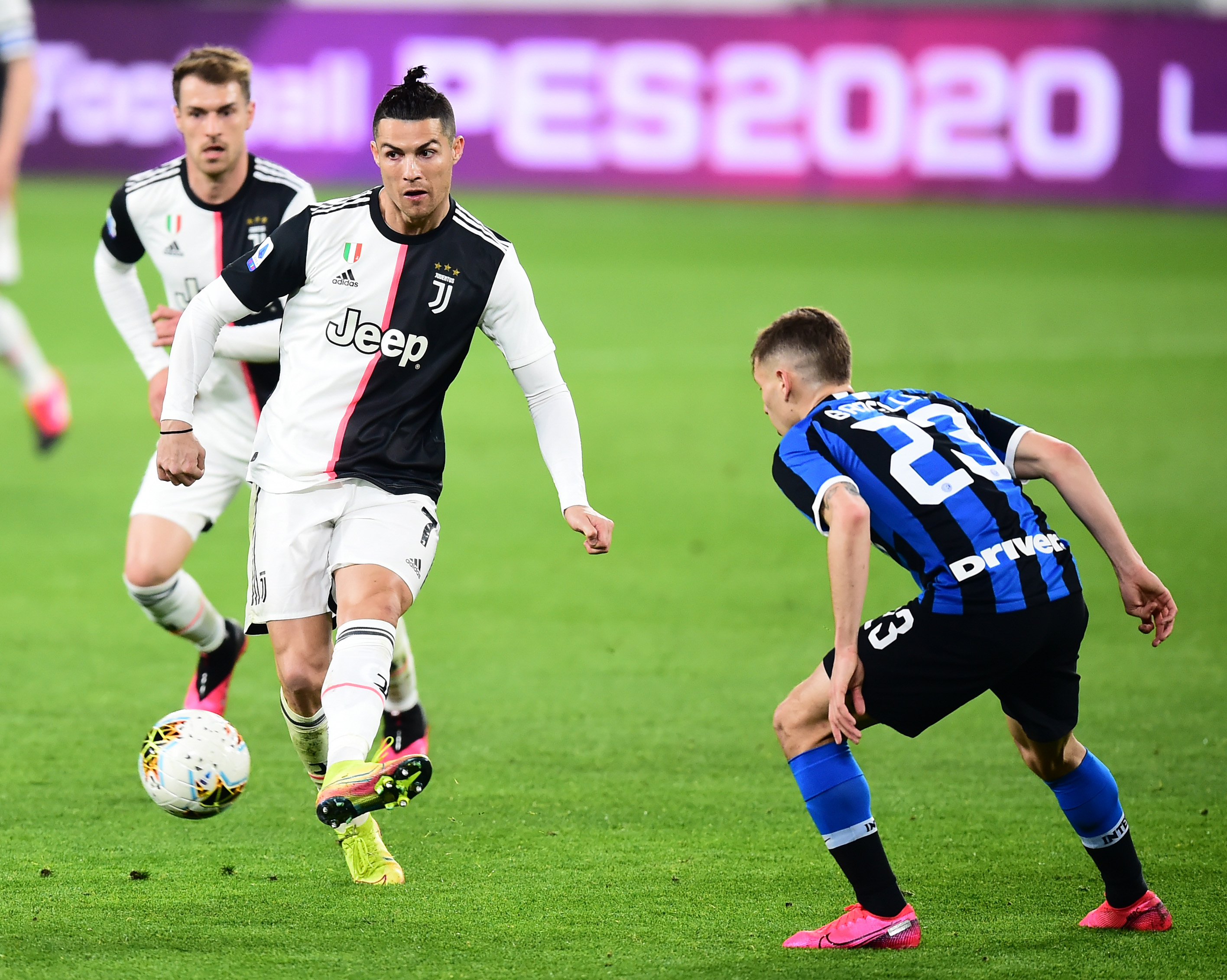 活久见，阿根廷杯决赛独立队主帅用脚绊倒对手拖延时间被罚下（阿根廷杯决赛罕见一幕：独立队主帅为拖时间伸脚绊人遭罚下）